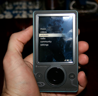 Illustration for article titled First Pics of the Zune Halo 3 Special Edition